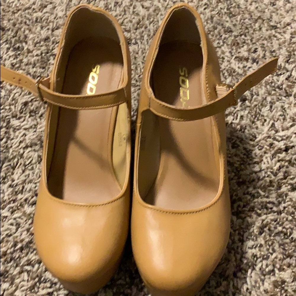 Cute tan wedges!
